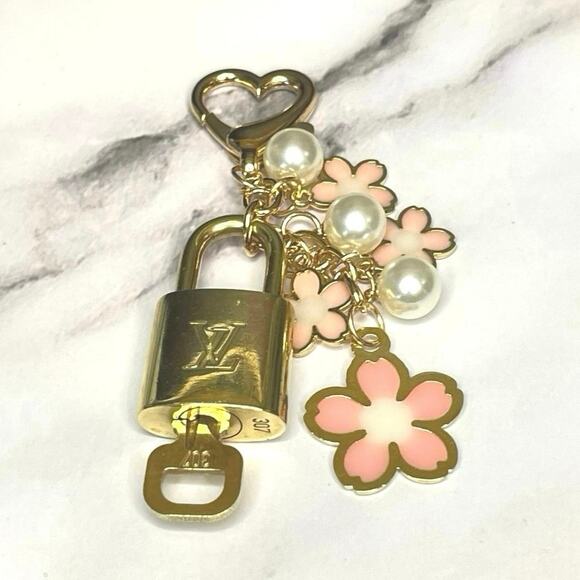 Louis Vuitton Lock & Key Set #307 with a  Pink Floral & Pearl Charm Keychain - Picture 1 of 5
